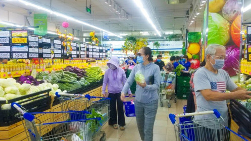 Siêu thị ở Sài Gòn vẫn bán đầy rau củ, không có chuyện khan hàng