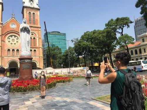 Người Sài Gòn ngại dịch Corona: Thành phố 'buồn' với quán ế; phố đi bộ, mua sắm vắng
