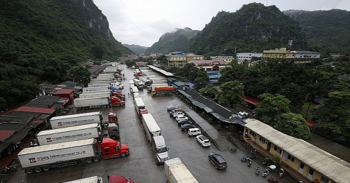 Trung Quốc chậm mở cửa khẩu: Hàng loạt container nông sản phải "quay đầu"