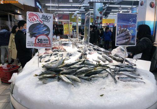 Chen nhau mua rau củ quả ở siêu thị Hà Nội giữa dịch corona
