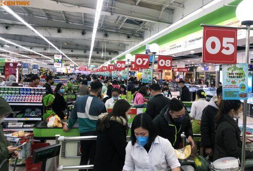 Chen nhau mua rau củ quả ở siêu thị Hà Nội giữa dịch corona