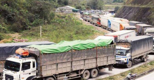 Sau khi thông quan, container chở nông sản Việt tiếp tục mắc kẹt ở Trung Quốc