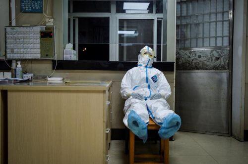 Xúc động hình ảnh y bác sĩ Trung Quốc trong cuộc chiến chống virus corona
