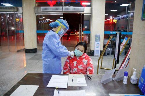 Xúc động hình ảnh y bác sĩ Trung Quốc trong cuộc chiến chống virus corona