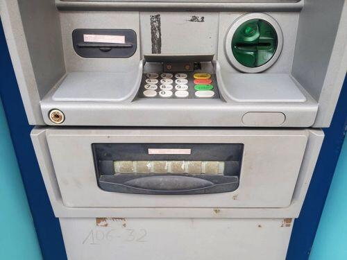 Cây ATM ở Hà Nội cáu bẩn, khách sợ Covid-19 phải mang theo nước rửa tay
