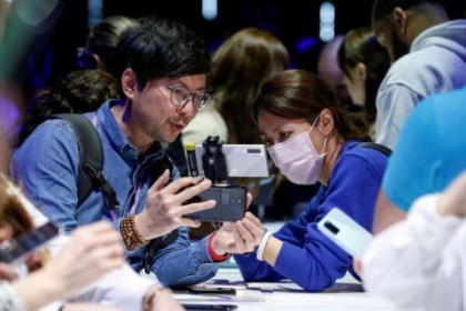 Samsung hưởng lợi lớn khi Apple và các đối thủ lao đao vì dịch corona