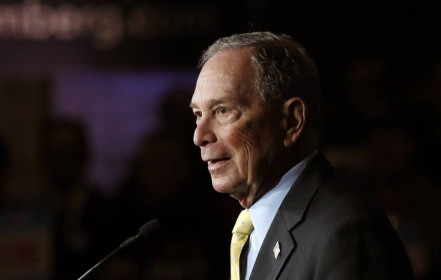 Michael Bloomberg chi tiền hàng tháng để “được khen” trên mạng xã hội