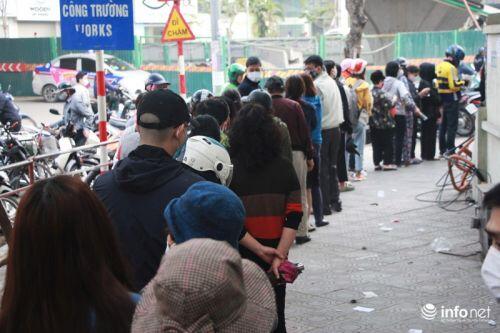 Hà Nội: Người dân lại xếp hàng dài từ sáng sớm để mua khẩu trang kháng khuẩn