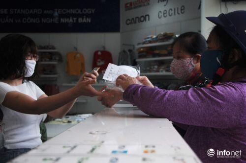 Hà Nội: Người dân lại xếp hàng dài từ sáng sớm để mua khẩu trang kháng khuẩn