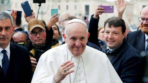 Giáo hoàng Francis làm việc trở lại sau khi nghỉ ốm