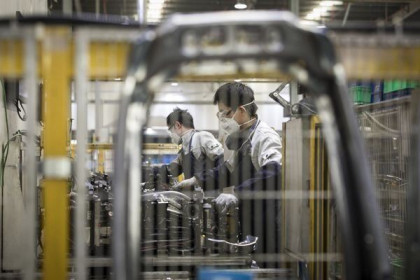 Hoạt động của ngành sản xuất và dịch vụ của Trung Quốc sụt giảm kỷ lục