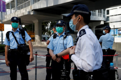 Công chức Hồng Kông phải đi chợ cho người dân bị cách ly vì dịch COVID-19