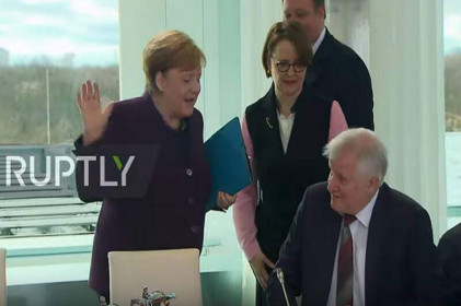 Đức: Bộ trưởng Nội vụ từ chối bắt tay Thủ tướng vì dịch COVID-19