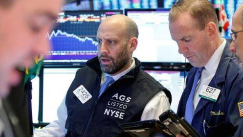 Dow Jones rớt hơn 950 điểm khi thị trường đối mặt với sự lây lan nhanh COVID-19