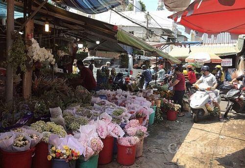 Thị trường quà tặng 8/3: Chợ hoa, cửa hàng ế ẩm, doanh thu giảm 80%