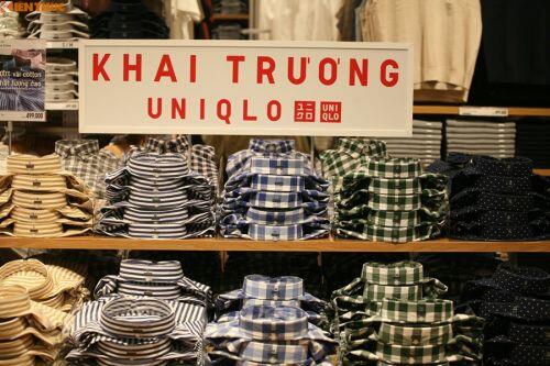 Hàng nghìn người "chen chân" ở cửa hàng Uniqlo đầu tiên khai trương tại Hà Nội