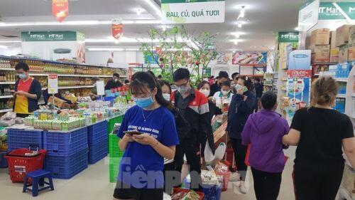 Dân chung cư Hà Nội nháo nhác mua đồ tích trữ phòng dịch Covid-19