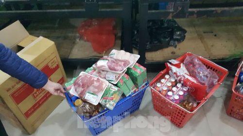 Dân chung cư Hà Nội nháo nhác mua đồ tích trữ phòng dịch Covid-19