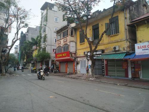 Điểm nóng Covid-19 tại Hà Nội: Hàng quán đóng cửa, phố xá vắng hoe