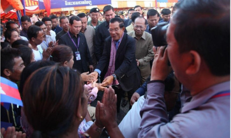 Ông Hun Sen kêu gọi người dân dùng khăn rằn thay khẩu trang để ngừa COVID-19