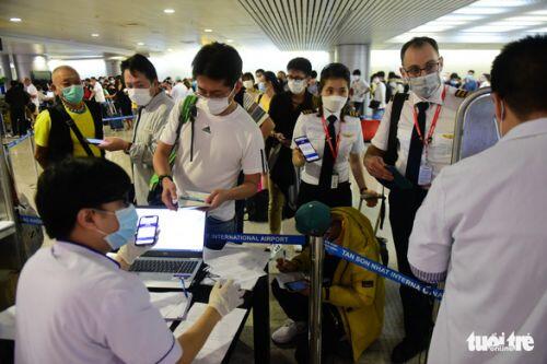 Xếp hàng chờ khai, nộp thông tin khai báo y tế ở sân bay Tân Sơn Nhất