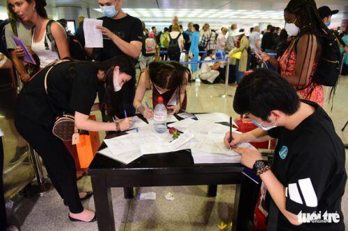 Xếp hàng chờ khai, nộp thông tin khai báo y tế ở sân bay Tân Sơn Nhất