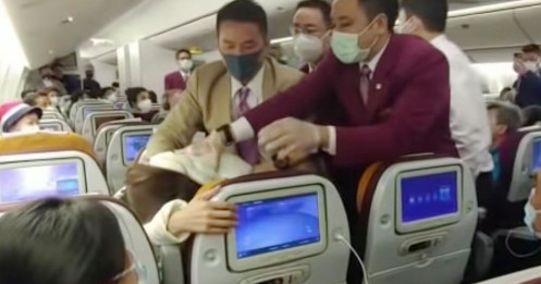 Ho vào người tiếp viên hàng không, một phụ nữ Trung Quốc bị khống chế
