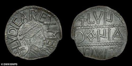 "Thợ săn" kho báu tìm được đồng xu cổ 1.300 năm, lịch sử có thể sẽ được viết lại