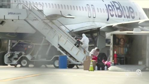 Hành khách bị cấm bay vì máy bay hạ cánh mới báo nhiễm COVID-19