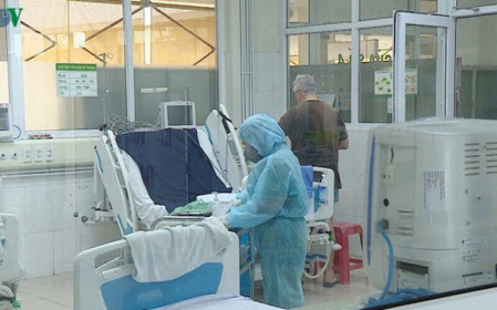 Bác sĩ Việt Nam đang điều trị tích cực cho bệnh nhân người Anh mắc Covid-19