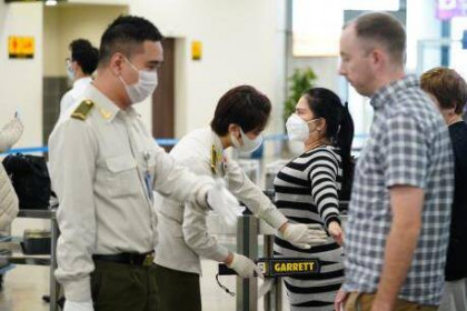 Số mẫu bệnh phẩm xét nghiệm cho khách ở Nội Bài gấp đôi dự kiến