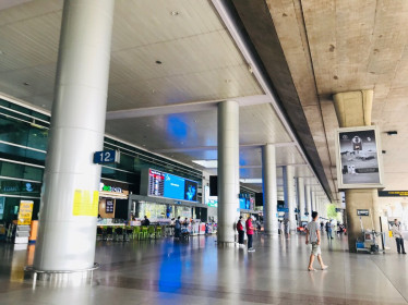 Việt kiều đổ bộ về nước 'trốn dịch', sân bay Tân Sơn Nhất vẫn vắng hoe