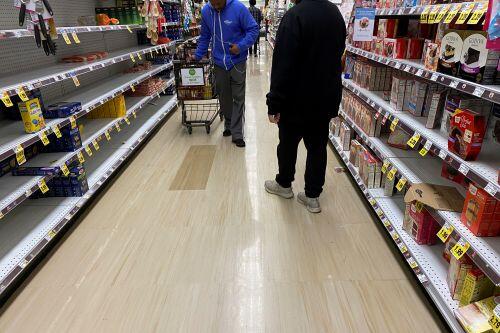 Đổ xô “vét” hàng siêu thị ở Mỹ và Anh vì Covid-19