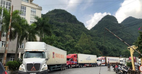 Hàng nghìn xe hàng được xuất - nhập khẩu tại các cửa khẩu biên giới với Trung Quốc