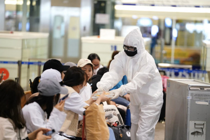Tiếp viên nhiễm Covid-19: Nhân viên sân bay không được tiếp xúc với hành khách