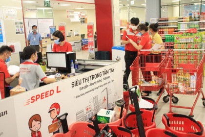 Khách mua sắm sụt giảm, siêu thị chuyển bán hàng online sống qua dịch Covid-19