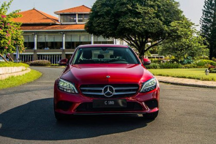 Mercedes-Benz C180 giá 1,399 tỷ đồng có ưu điểm gì để cạnh tranh với Toyota Camry, Honda Accord?