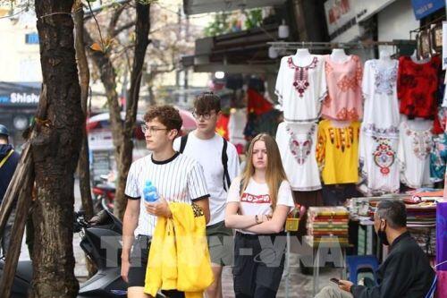 Hà Nội: Nhiều du khách nước ngoài chủ quan không đeo khẩu trang nơi công cộng