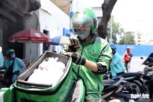 Mùa này, giao hàng ăn uống chạy tất bật