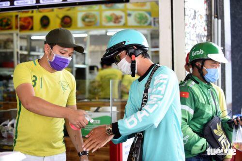 Mùa này, giao hàng ăn uống chạy tất bật