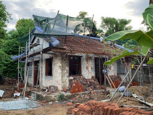 Bất ngờ căn nhà cổ trăm tuổi đẹp hiếm có của cặp vợ chồng người Huế