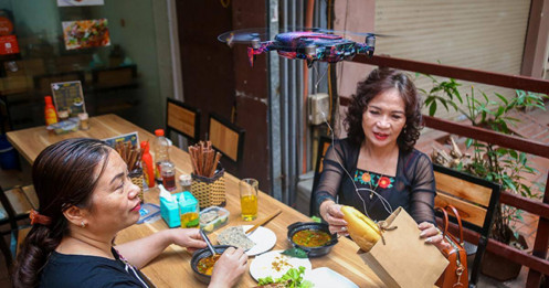 Covid-19: Quán ăn ở Hà Nội dùng drone giao bánh mì cho khách