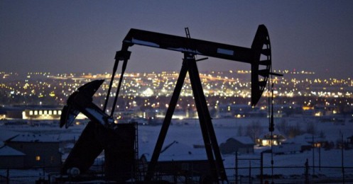 Giá dầu sụt 24% trong 1 phiên