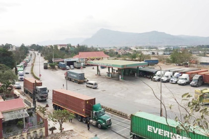 Hàng hóa “tắc” tại cửa khẩu Lao Bảo, doanh nghiệp “kêu cứu”