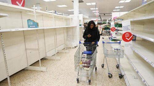 Y tá Anh bật khóc vì siêu thị trống trơn sau ca làm việc kéo dài 48 giờ