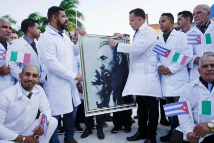 Cuba cử những ‘thiên thần áo trắng’ đến giúp Ý chống đại dịch COVID-19