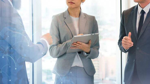 Lãnh đạo mua bán cổ phiếu: Gom hàng trên diện rộng