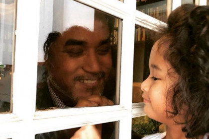 Bộ trưởng Malaysia mừng sinh nhật con trai qua cửa sổ vì cách ly dịch COVID-19
