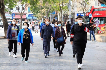 Công an quận Hoàn Kiếm xử phạt, nhắc nhở 4 người không đeo khẩu trang nơi công cộng