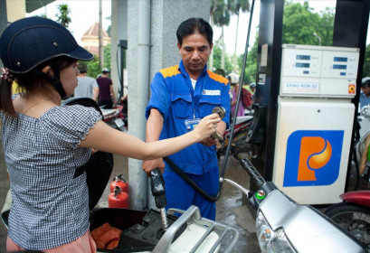 Giá xăng liên tục ao dốc, ngân sách hụt thu